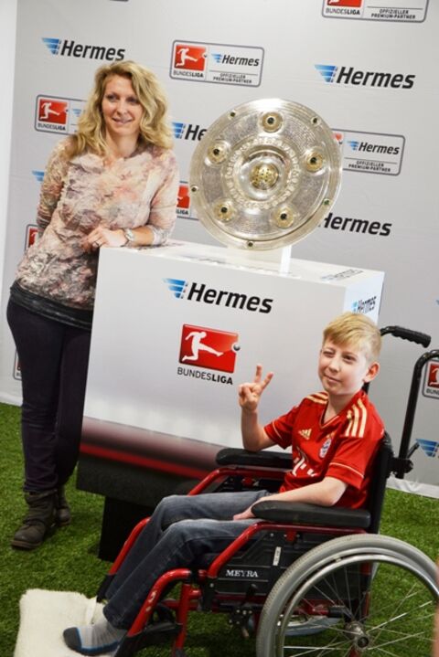 Tim und seine Mama Corinna strahlten um die Wette, als sie sich als eine der ersten zum Bild mit der Meisterschale aufstellen durften. Für den fußballbegeisterten Jungen ein unvergessliches Erlebnis! Bild: aj